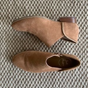 Oak suede booties